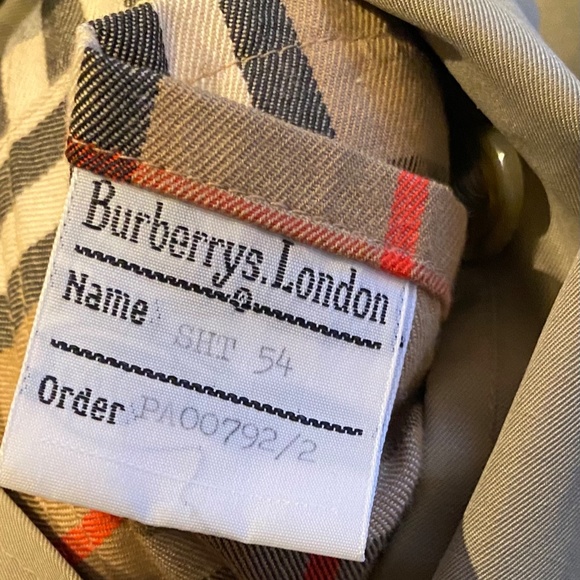 Classic Burberrys London Trench Coat - Picture 12 of 16